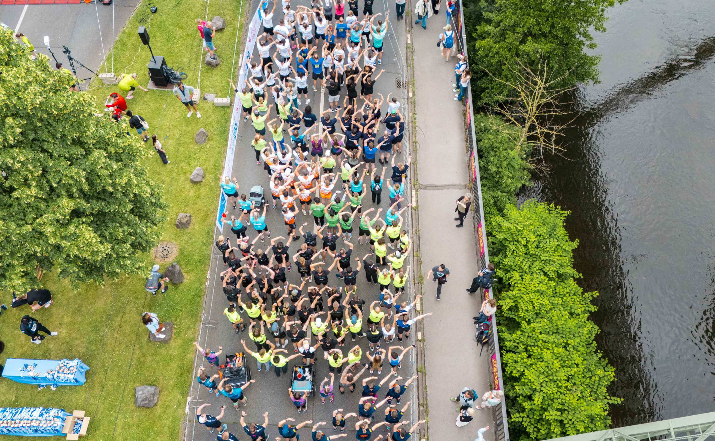 Sportgruppe beim gemeinsamen Aufwärmen und Aktivsein im Freien